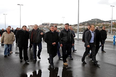 Šibenik, 24.2.2015 - Predsjednik Vlade Zoran Milanović i ministar pomorstva, prometa i infrastrukture Siniša Hajdaš Dončić posjetili su Šibensko-kninsku županiju. Obišli su završeni projekt izgradnje i proširenja Gata Vrulje. 
foto HINA/ iš